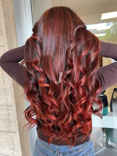 Foto di donna con capelli lunghi rosso scuro