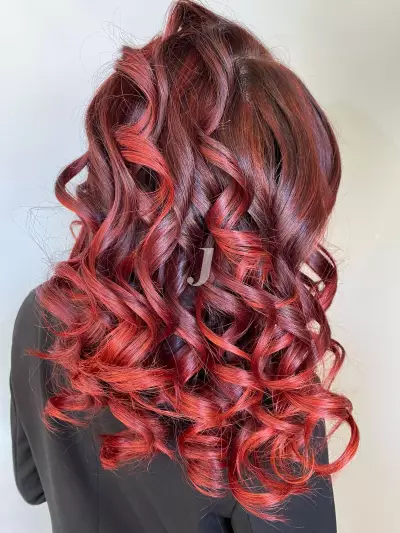 Foto di donna con capelli lunghi rosso scuro