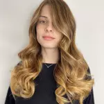 Foto di donna con capelli lunghi ramato chiaro
