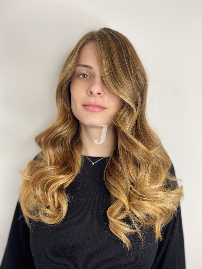 Foto di donna con capelli lunghi ramato chiaro