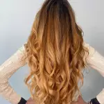 Foto di donna con capelli lunghi ramato chiaro