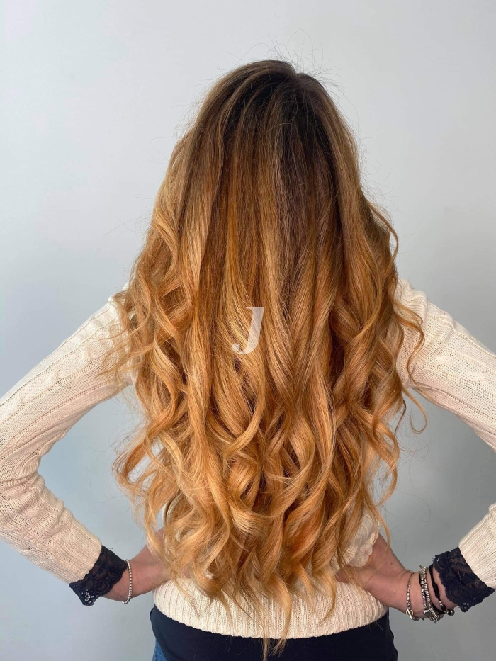 Foto di donna con capelli lunghi ramato chiaro