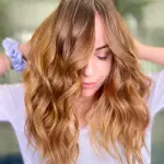 Foto di donna con capelli lunghi ramato chiaro