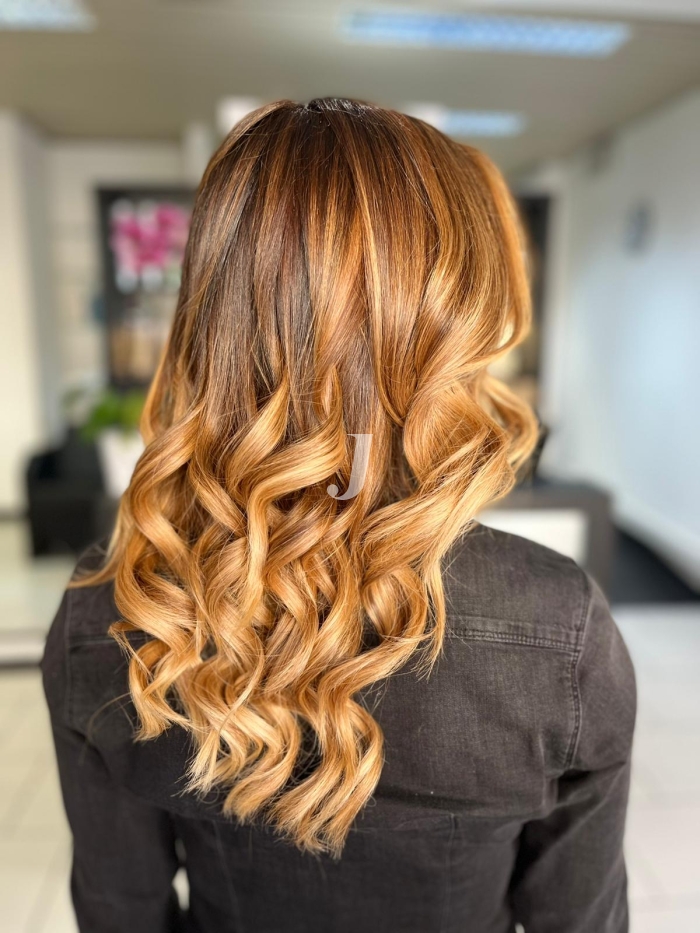 Foto di donna con capelli lunghi ramato chiaro