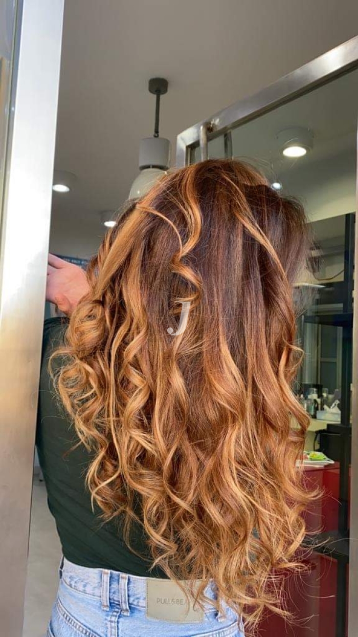 Foto di donna con capelli lunghi ramato chiaro