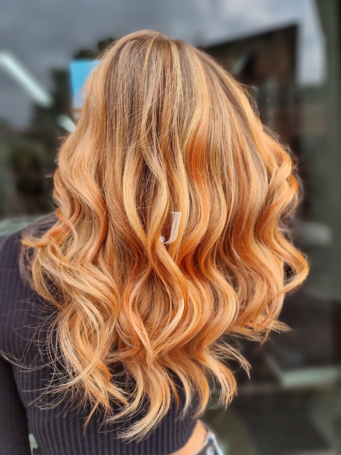 Foto di donna con capelli lunghi ramato chiaro