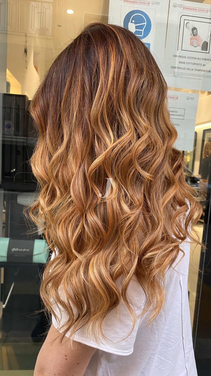 Foto di donna con capelli lunghi ramato chiaro