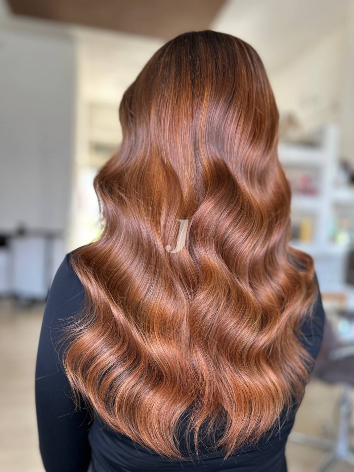 Foto di donna con capelli lunghi ramato chiaro