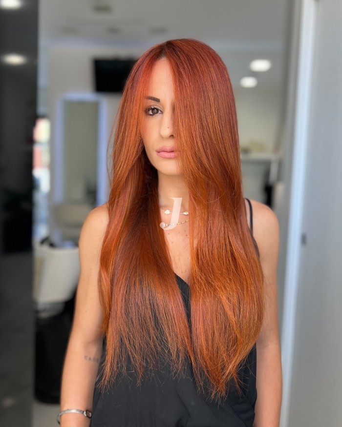 Foto di donna con capelli lunghi ramato chiaro