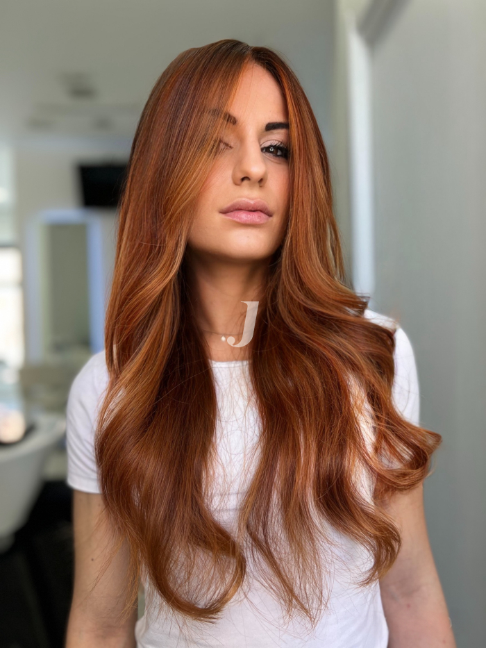 Foto di donna con capelli lunghi ramato chiaro