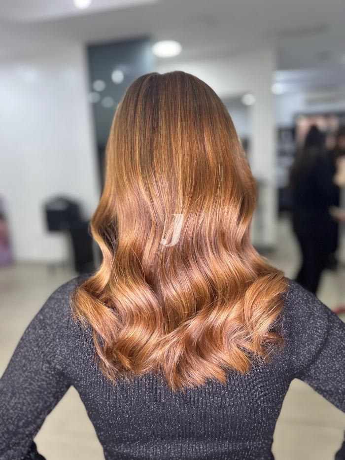 Foto di donna con capelli lunghi ramato chiaro