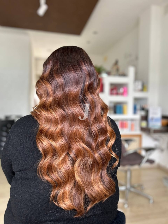 Foto di donna con capelli lunghi ramato chiaro