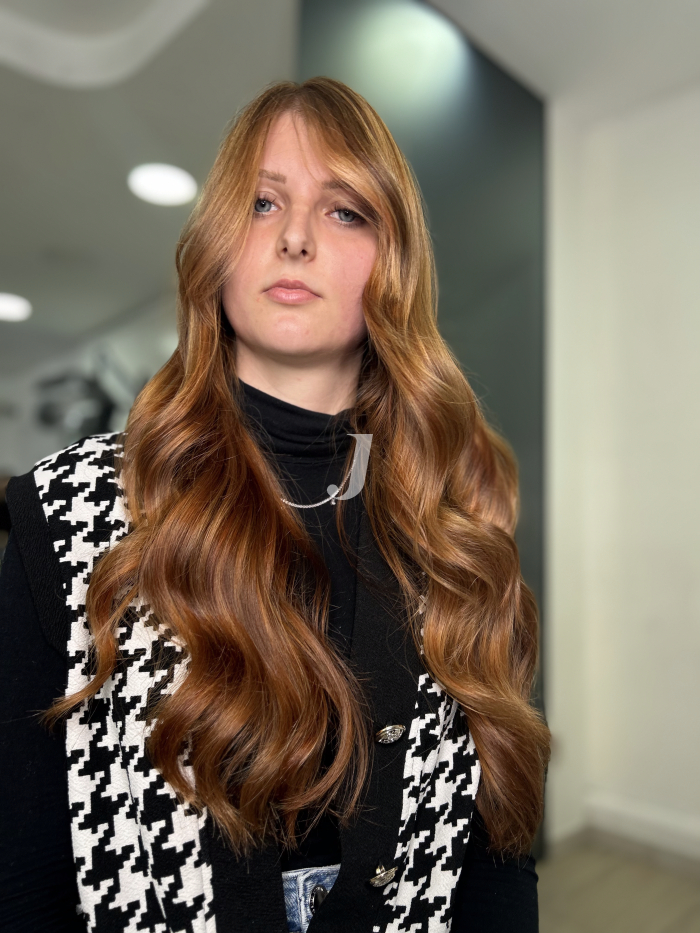 Foto di donna con capelli lunghi ramato chiaro