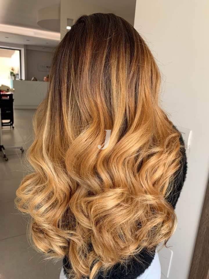 Foto di donna con capelli lunghi ramato chiaro