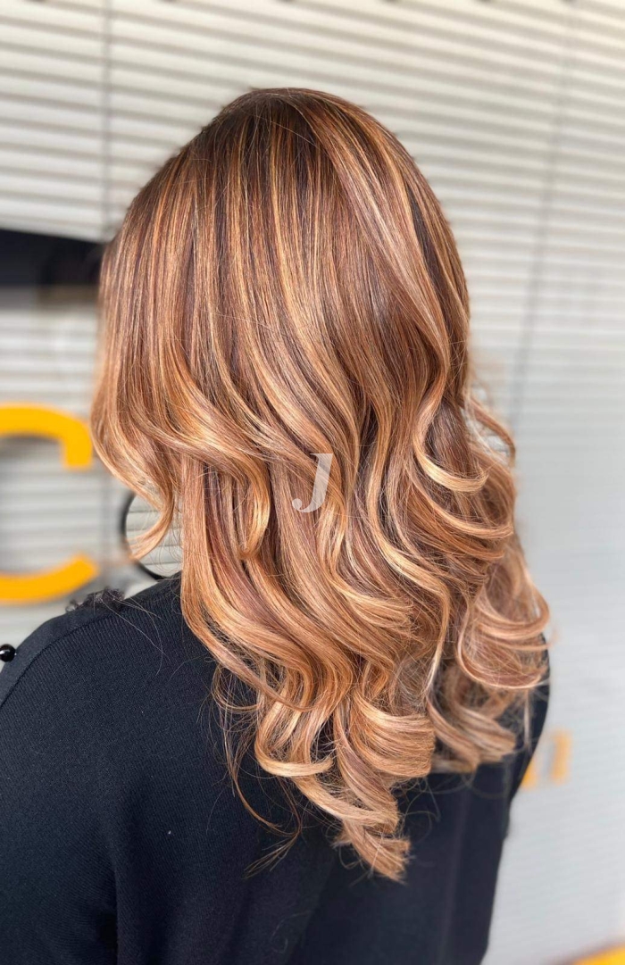 Foto di donna con capelli lunghi ramato chiaro