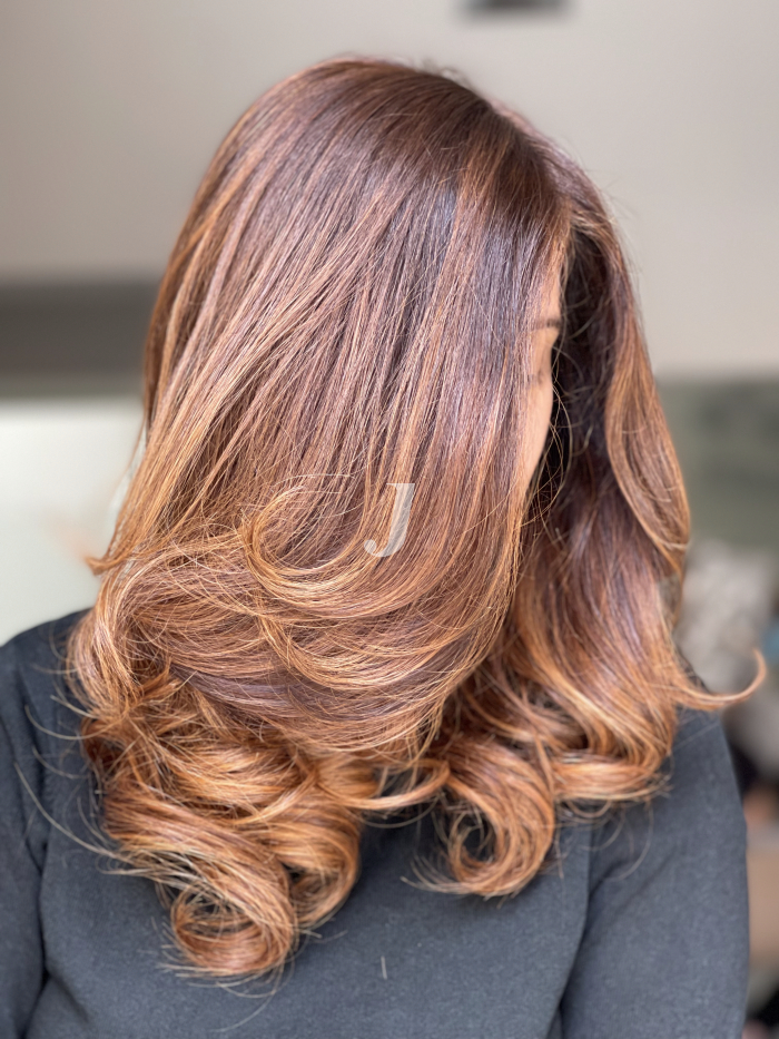 Foto di donna con capelli lunghi ramato chiaro