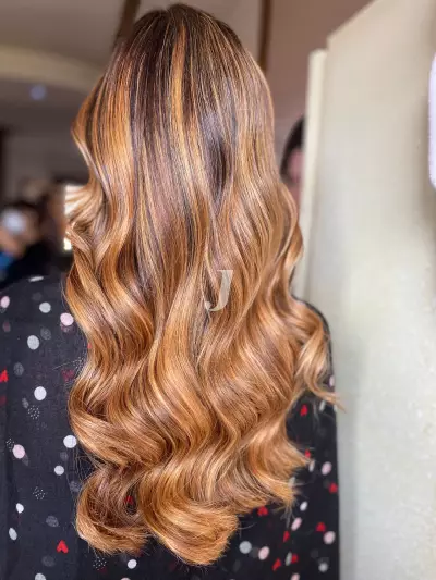 Foto di donna con capelli lunghi ramato chiaro