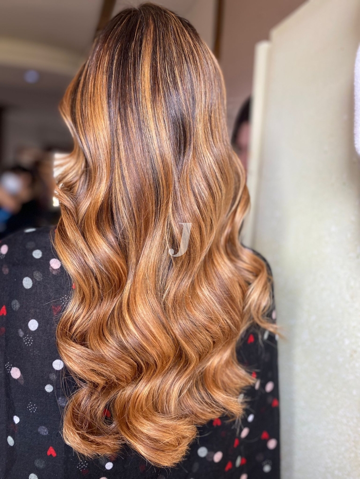 Foto di donna con capelli lunghi ramato chiaro