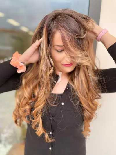 Foto di donna con capelli lunghi ramato chiaro