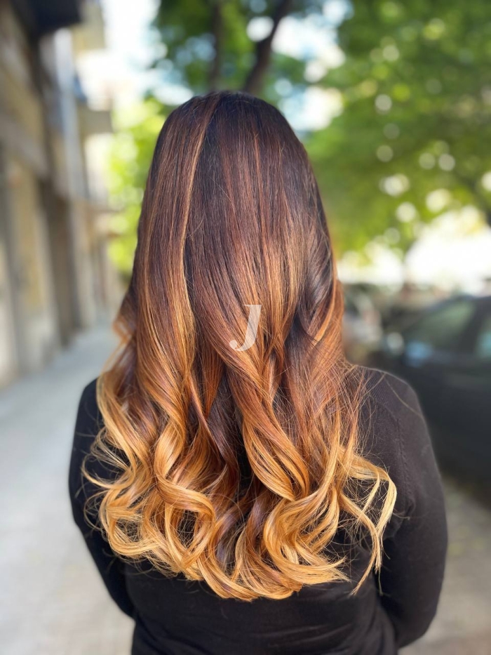 Foto di donna con capelli lunghi ramato chiaro