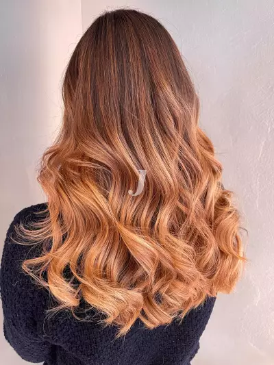 Foto di donna con capelli lunghi ramato chiaro