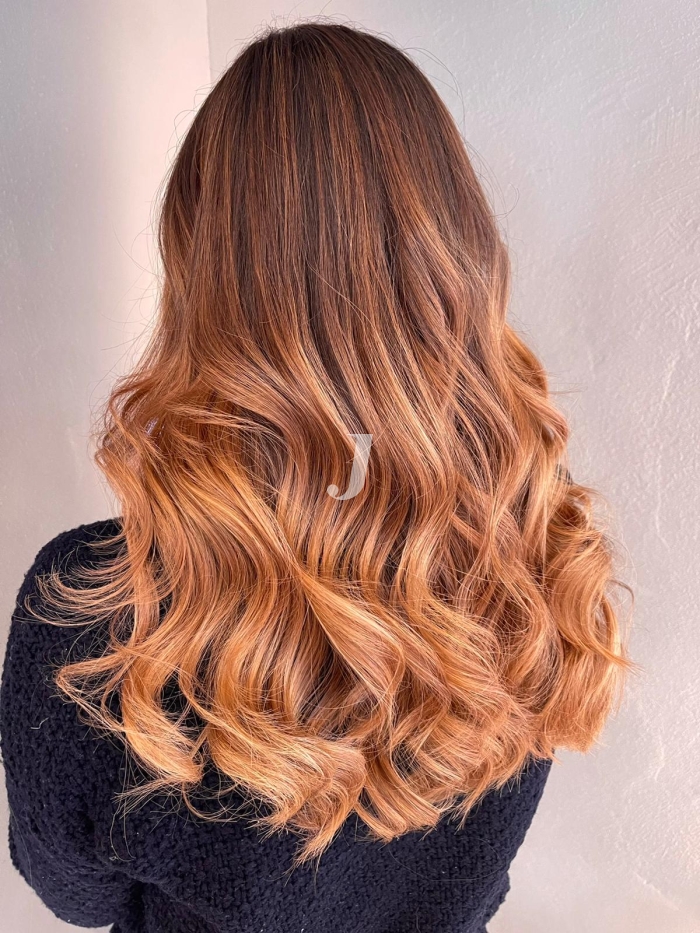 Foto di donna con capelli lunghi ramato chiaro