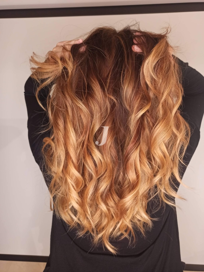 Foto di donna con capelli lunghi ramato chiaro