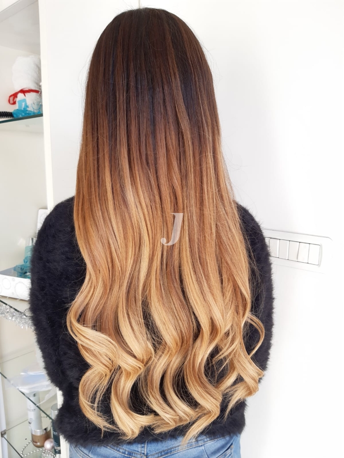 Foto di donna con capelli lunghi ramato chiaro