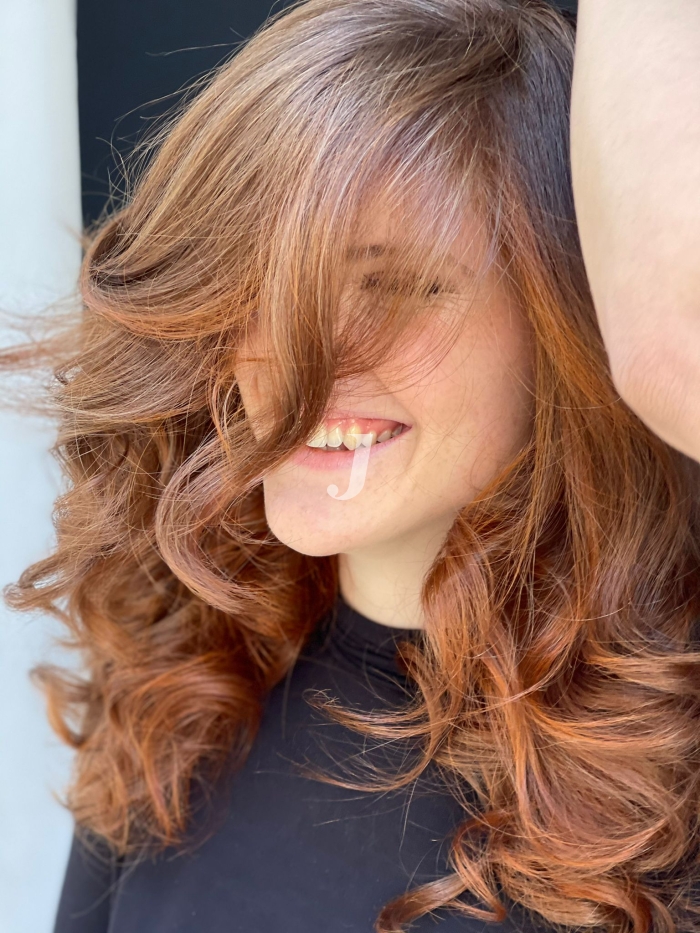 Foto di donna con capelli lunghi ramato chiaro