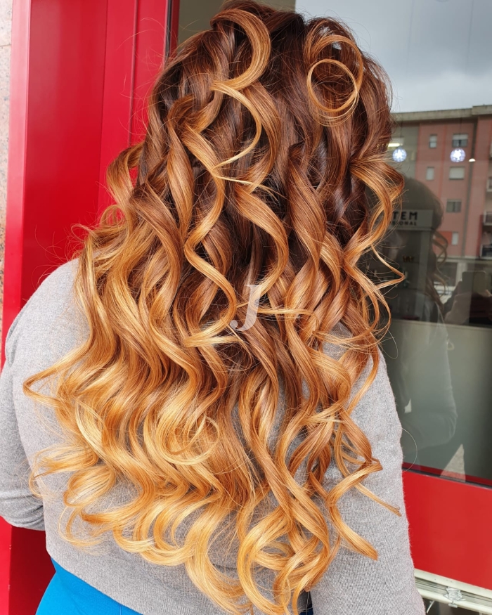 Foto di donna con capelli lunghi ramato chiaro