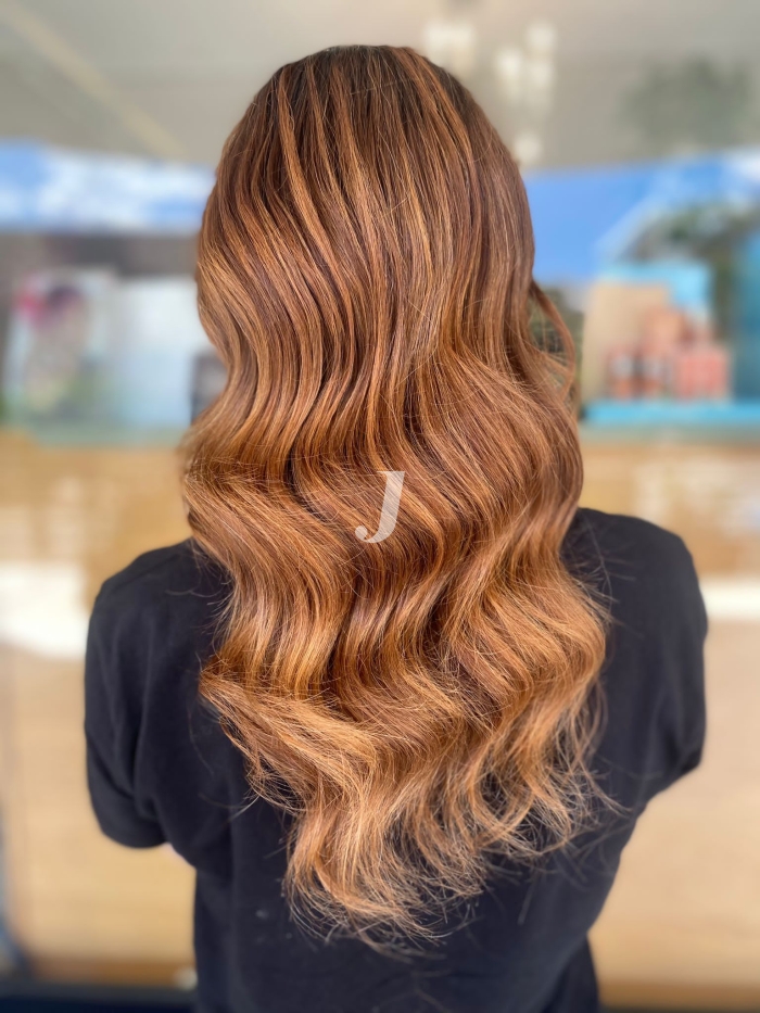 Foto di donna con capelli lunghi ramato chiaro