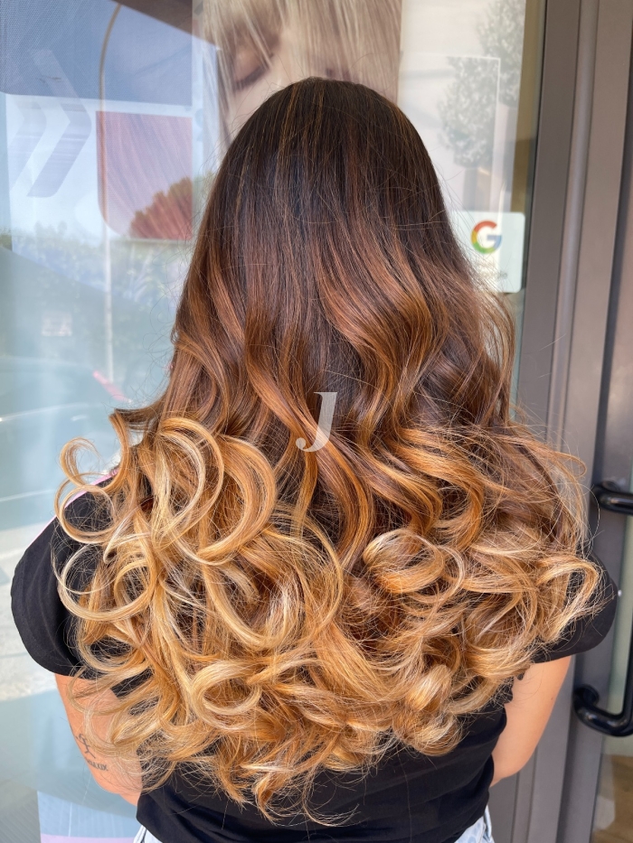 Foto di donna con capelli lunghi ramato chiaro