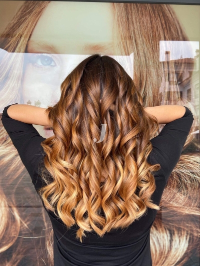 Foto di donna con capelli lunghi ramato chiaro