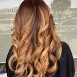 Foto di donna con capelli lunghi ramato chiaro