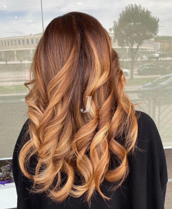 Foto di donna con capelli lunghi ramato chiaro