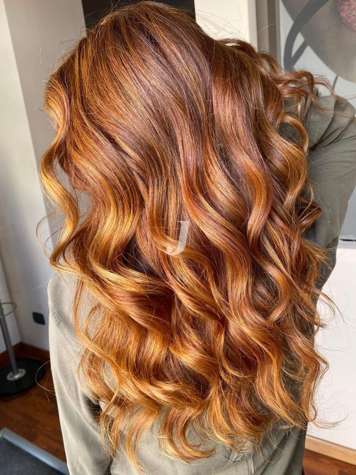 Foto di donna con capelli lunghi ramato chiaro