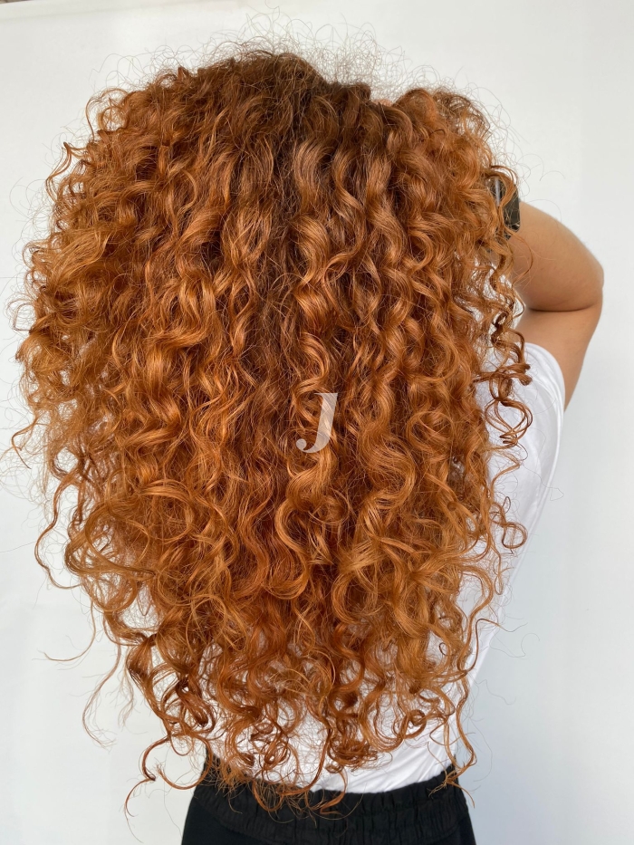 Foto di donna con capelli lunghi ramato chiaro