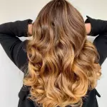 Foto di donna con capelli lunghi ramato chiaro