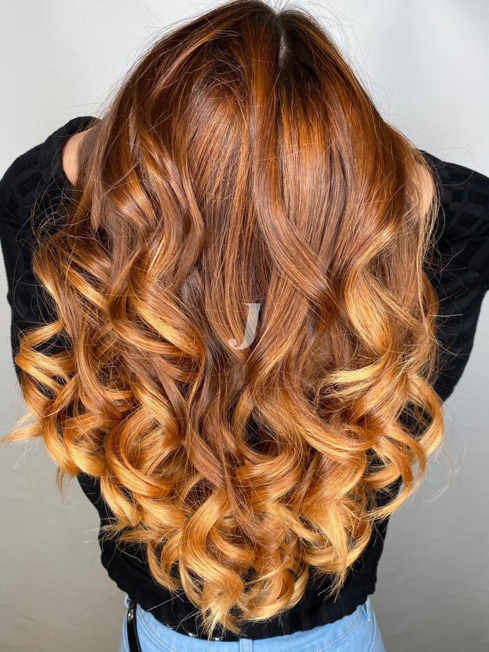 Foto di donna con capelli lunghi ramato chiaro