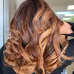 Foto di donna con capelli lunghi ramato chiaro