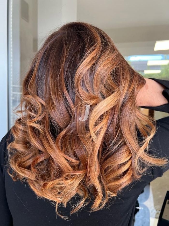 Foto di donna con capelli lunghi ramato chiaro