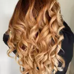 Foto di donna con capelli lunghi ramato chiaro