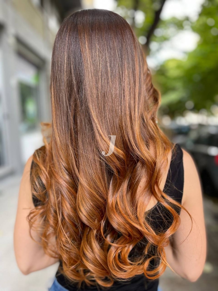 Foto di donna con capelli lunghi ramato medio