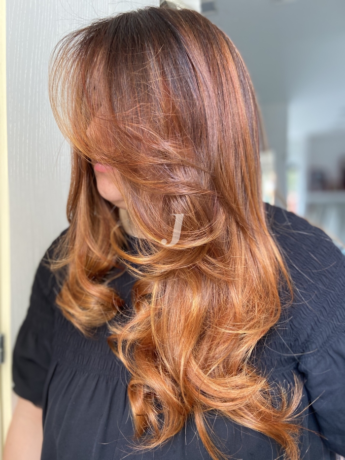 Foto di donna con capelli lunghi ramato medio