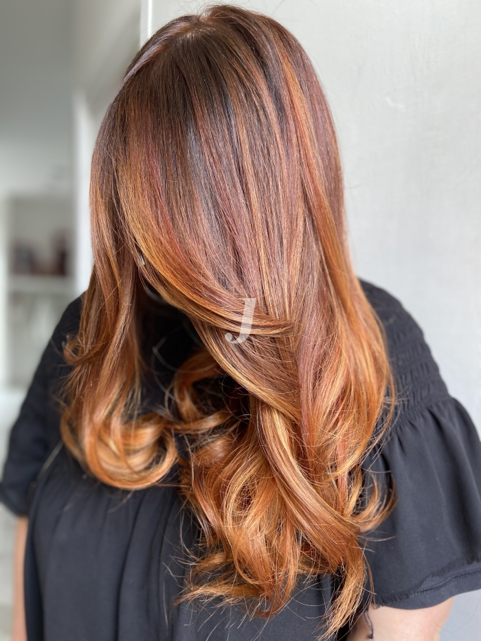 Foto di donna con capelli lunghi ramato medio