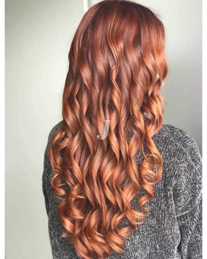 Foto di donna con capelli lunghi ramato medio