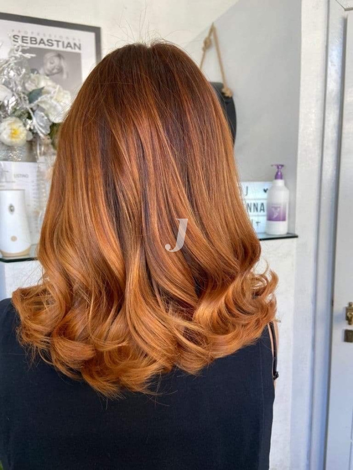 Foto di donna con capelli lunghi ramato medio