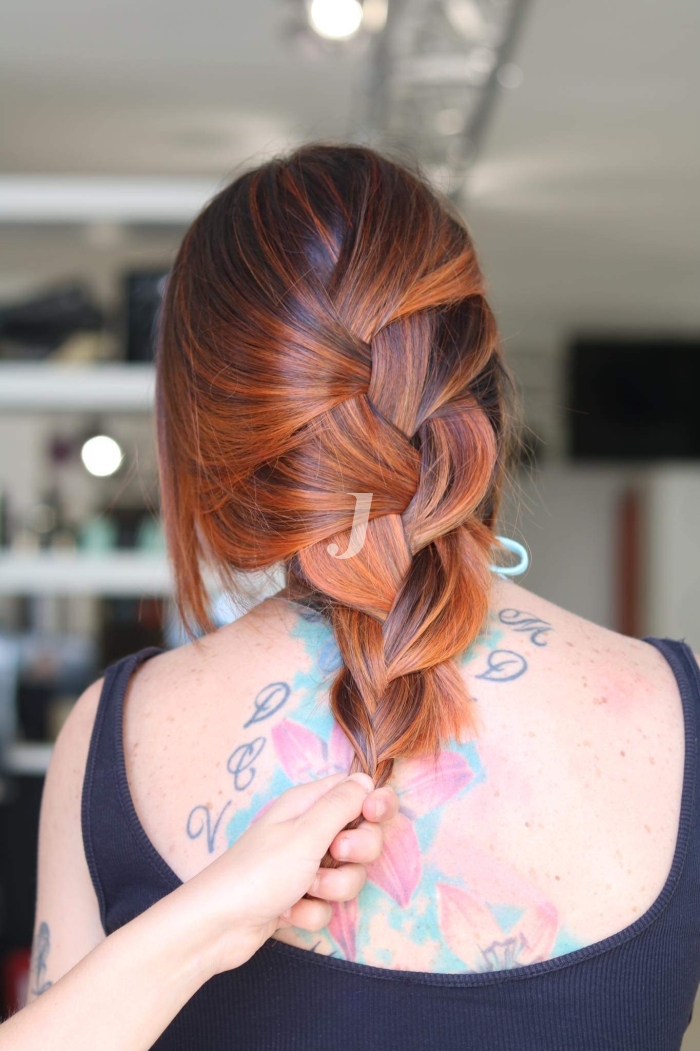 Foto di donna con capelli lunghi ramato medio