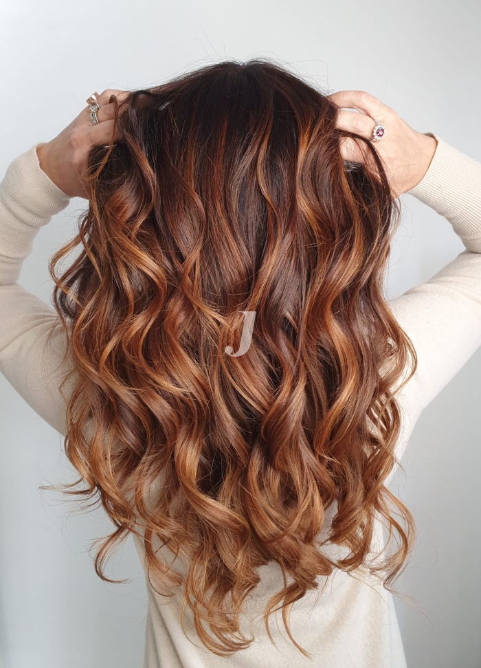 Foto di donna con capelli lunghi ramato medio