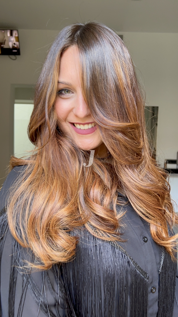 Foto di donna con capelli lunghi ramato medio